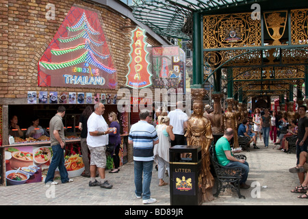 Restaurants à emporter dans la partie nouvellement reconstruite de l'écurie, Camden Market Banque D'Images