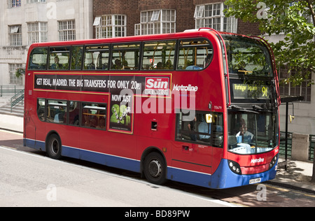 Double-decker rouge no 96 Metroline publicité London bus journal Le Soleil s'est arrêté à l'arrêt de bus dans le centre de Londres Banque D'Images