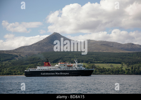 Le MV Caledonian Isles sails passé Goat Fell, en route de l'Arran à Ardrossan Brodick dans sur la côte ouest de l'Écosse. Banque D'Images