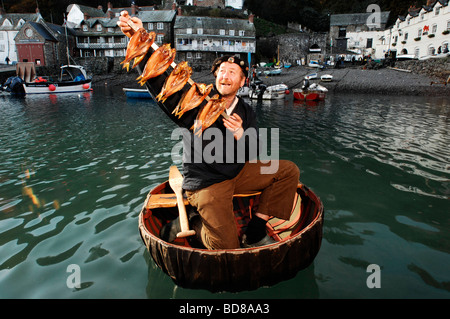 Le poisson fumé et historien maritime Mike Smylie coracle en harengs fumés avec à l'hareng Clovelly, Devon UK Festival Banque D'Images