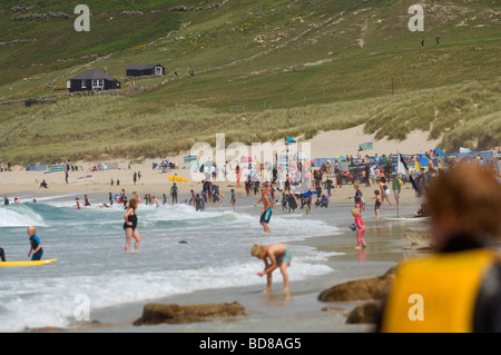 Foule de baigneurs sur Sennen Cove beach à Cornwall, UK Banque D'Images