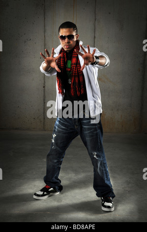 African American hip hop dancer étendant mains Banque D'Images