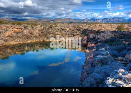 L'eau rempli Montezuma Well sinkhole en Arizona high desert image HDR Banque D'Images