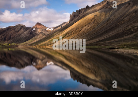 Lac de montagne de l'église, Landmannalaugar, Islande Banque D'Images