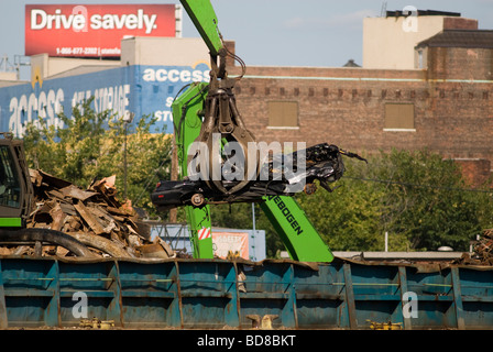 Les automobiles à un recycleur de ferraille sur Newtown Creek séparant les comtés de Queens et de Brooklyn à New York Banque D'Images