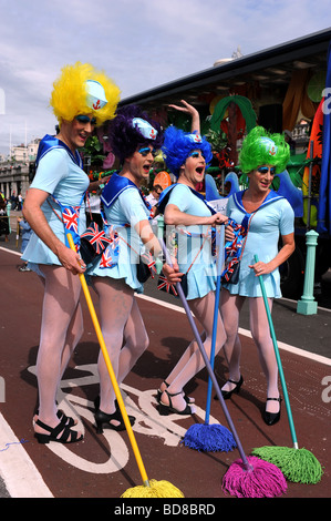 Personnages prenant part à cette procession de nombreuses années Brighton Pride dans Fancy Dress Costumes ou scandaleux Banque D'Images