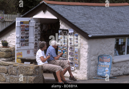 Porthgwarra boutique de souvenirs avec des personnes qui mangent de la crème glacée au sud-ouest de l'angleterre Cornwall Banque D'Images