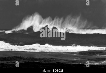 Les grandes vagues de tempête au large de la côte de Kauai Hawaii Banque D'Images