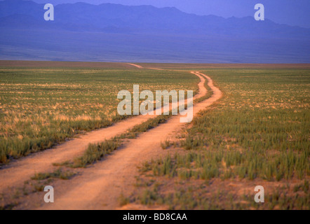 Route sale dans le désert de Gobi, Mongolie Banque D'Images