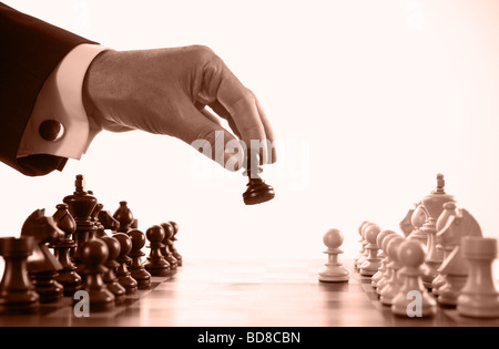 Businessman playing Chess game sépia selective focus Banque D'Images