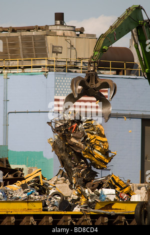 Les automobiles à un recycleur de ferraille sur Newtown Creek séparant les comtés de Queens et de Brooklyn à New York Banque D'Images