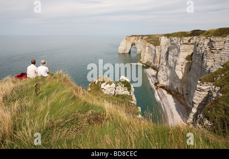 Un couple d'âge moyen au-dessus de falaises calcaires de pique-nique près de Etretat en Normandie, France Banque D'Images