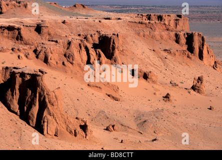 Panorama de la terre rouge de Flaming Cliffs Bayanzag, aka cimetière de dinosaures, désert de Gobi, Mongolie Banque D'Images