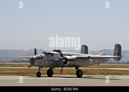 Un North American B-25 Mitchell Les taxis sur la piste après un vol dans le cadre d'un salon. Banque D'Images