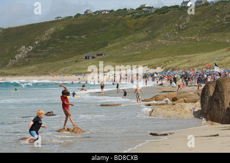 Foule de baigneurs sur Sennen Cove beach à Cornwall, UK Banque D'Images