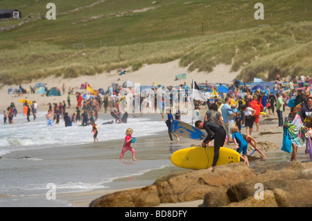 Foule de baigneurs sur Sennen Cove beach à Cornwall, UK Banque D'Images