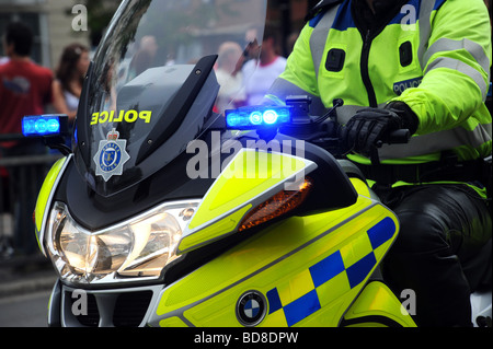 Close up d'un motocycliste de la police feux clignotant bleu Banque D'Images