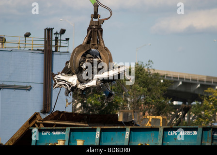 Les automobiles à un recycleur de ferraille sur Newtown Creek séparant les comtés de Queens et de Brooklyn à New York Banque D'Images