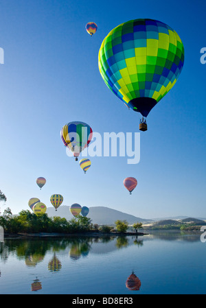 Montgolfières au-dessus du lac Skinner Banque D'Images