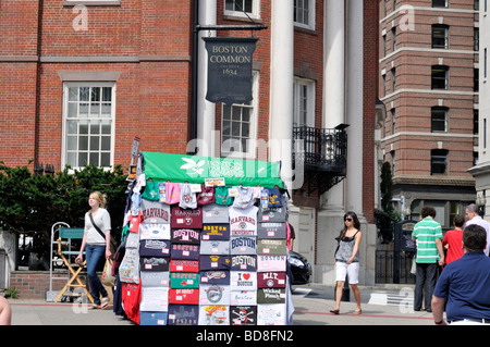 Vendeur de rue vendent des t shirts à l'extérieur de la station sur la rue du parc Boston Common, Boston, MA USA Banque D'Images