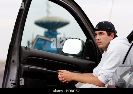 Storm Chaser Andrew Arnold watchs une tempête dans le sud du Kansas à distance dans le cadre du projet Vortex 2 Banque D'Images