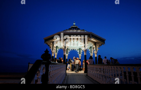 Club Salsa danser toute la nuit dans le Kiosque récemment rénové sur le front de mer de Brighton UK Banque D'Images