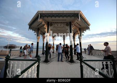 Club Salsa danser toute la nuit dans le Kiosque récemment rénové sur le front de mer de Brighton UK Banque D'Images