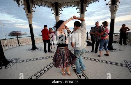 Club Salsa danser toute la nuit dans le Kiosque récemment rénové sur le front de mer de Brighton UK Banque D'Images