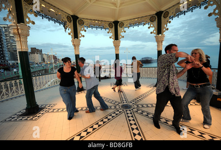 Club Salsa danser toute la nuit dans le Kiosque récemment rénové sur le front de mer de Brighton UK Banque D'Images