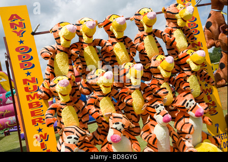 Peluches utilisé un prix sur un stand fête du village en Angleterre Banque D'Images