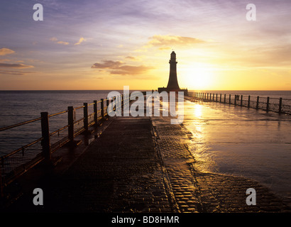 Le lever du soleil derrière le phare sur Roker Pier à Sunderland, en Angleterre, Royaume-Uni Banque D'Images