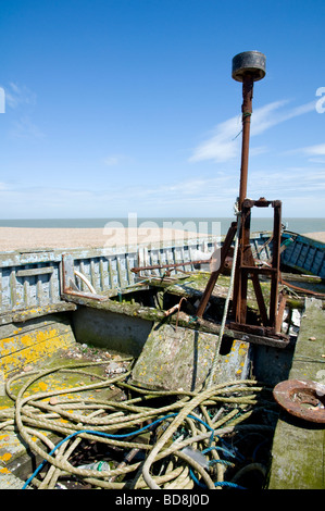 Un vieux bateau de pêche en bois - abandonné et négligé sur le rivage de galets à Aldeburgh dans le Suffolk, Angleterre Banque D'Images