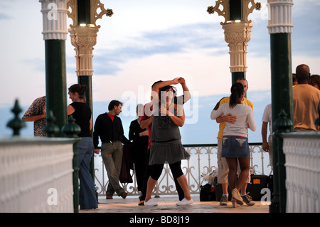 Club Salsa danser toute la nuit dans le Kiosque récemment rénové sur le front de mer de Brighton UK Banque D'Images