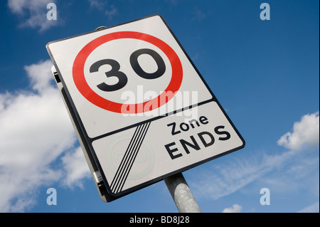 Panneau routier indiquant que le trafic est de quitter une zone de 20 mph et entrer dans une zone de 30 mph dans une ville en Angleterre Banque D'Images
