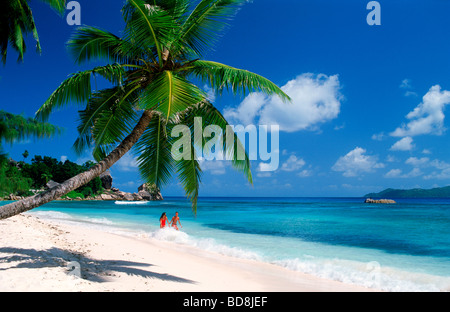 Couple sur Anse sévère sur l'île de La Digue aux Seychelles Banque D'Images