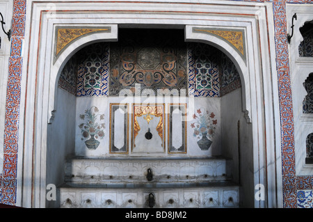 Une fontaine d'eau dans la chambre du Sultan dans le Harem du Palais de Topkapi était là en partie pour étouffer le bruit des conversations. Banque D'Images