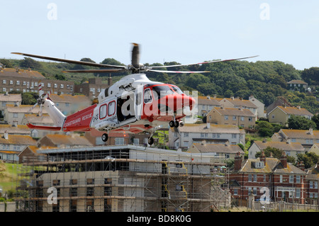 Hélicoptère de sauvetage de la Garde côtière G CGWB en approche finale à sa base à l'Osprey Quay sur Portland Dorset UK Banque D'Images