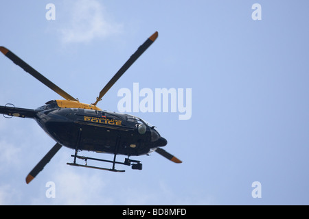 Metropolitan Police hélicoptère survolant l'Est de Londres Banque D'Images