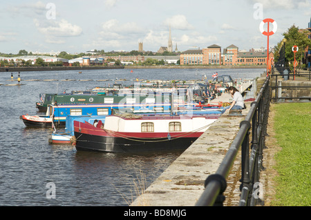 Bateaux amarrés dans le canal Rhu Marina en été Banque D'Images