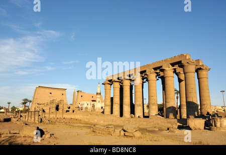 Cour péristyle premier pylône de Ramsès II et de la colonnade processionnelle d'Amenhotep III du temple de Louxor en Égypte Banque D'Images