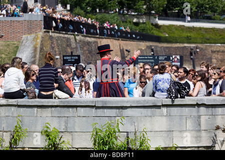 Visite guidée Beefeater donnant à la Tour de Londres Banque D'Images