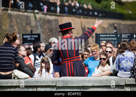 Visite guidée Beefeater donnant à la Tour de Londres Banque D'Images