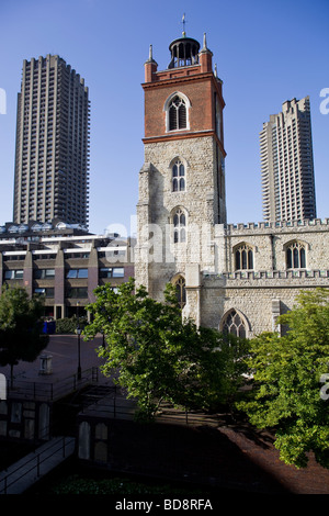 St Giles Cripplegate Church et Tower apartment blocks au Barbican London Banque D'Images