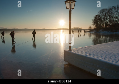 Un groupe de patineurs de l'aventure sur la glace de mer. Archipel de Stockholm en Suède. Banque D'Images