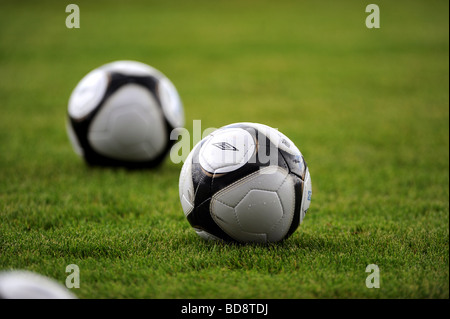 Deux ballons de football sur un terrain de football