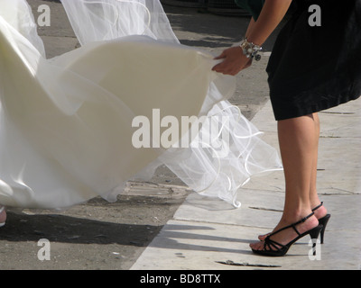 Mariée mariage et ami dans Street Banque D'Images