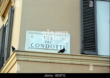 Via dei Condotti pour signer une rue commerçante de Rome, Italie Banque D'Images