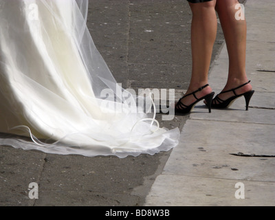 Mariée mariage et ami dans Street Banque D'Images