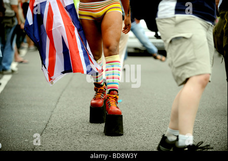 Gay Homme portant d'énormes bottes en prenant part à ce ans Brighton Pride Banque D'Images