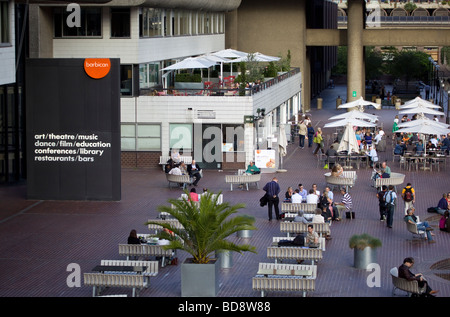 Terrasse au bord de l'eau Le Barbican Center for Arts London England Banque D'Images